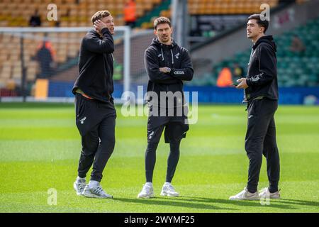 Christian Fassnacht de Norwich City, Sydney Van Hooijoonk de Norwich City et Guilherme Manuel Serrao Montoia de Norwich City sont vus avant le match du Sky Bet Championship entre Norwich City et Ipswich Town à Carrow Road, Norwich le samedi 6 avril 2024. (Photo : David Watts | mi News) crédit : MI News & Sport /Alamy Live News Banque D'Images