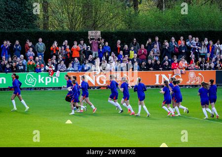 Zeist, pays-Bas. 07 avril 2024. ZEIST, PAYS-BAS - 7 AVRIL : les supporters regardent tandis que les joueuses s'échauffent lors d'une séance d'entraînement de l'équipe néerlandaise de football féminin sur le campus KNVB le 7 avril 2024 à Zeist, pays-Bas. (Photo de René Nijhuis/Orange Pictures) crédit : Orange pics BV/Alamy Live News Banque D'Images