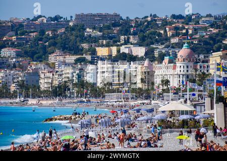 Nice, France. 5 octobre 2019. Plages animées à côté de la Promenade des Anglais à Nice. Crédit : Vuk Valcic/Alamy Banque D'Images