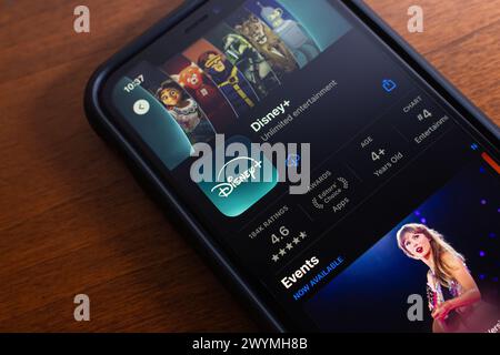 Application Disney plus vue dans un App Store sur un iPhone. Disney+ est un service de streaming vidéo à la demande par abonnement américain de Disney streaming Banque D'Images