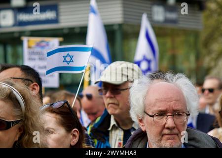 Cologne, Allemagne, 7 avril 2024. Des centaines de personnes participent à la manifestation de solidarité avec Israël organisée par l'Alliance contre l'antisémitisme. Banque D'Images