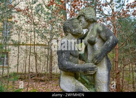 Wandlitz, Allemagne. 22 mars 2024. Des sculptures en grès se dressent sur le site de Bogensee. Le site de Bogensee au nord de Berlin comprend l'ancien lycée Wilhelm Pieck FDJ et la villa du ministre de la propagande du Reich Joseph Goebbels. Le Conseil de surveillance de Berliner Immobilienmanagement (BIM) prévoit de prendre une décision sur la démolition de Bogensee en avril 2024. Crédit : Patrick Pleul/dpa/Alamy Live News Banque D'Images