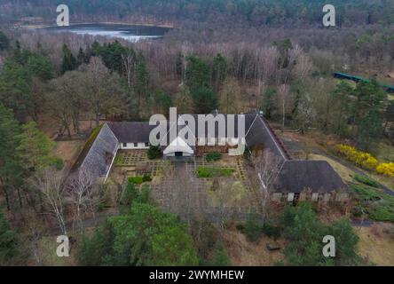 Wandlitz, Allemagne. 23 mars 2024. L'ancienne villa du ministre de la propagande du Reich Joseph Goebbels sur le site de Bogensee (vue aérienne avec un drone). Le site de Bogensee au nord de Berlin comprend l'ancien lycée Wilhelm Pieck FDJ et la villa du ministre de la propagande du Reich Joseph Goebbels. Le Conseil de surveillance de Berliner Immobilienmanagement (BIM) prévoit de prendre une décision sur la démolition de Bogensee en avril 2024. Crédit : Patrick Pleul/dpa/Alamy Live News Banque D'Images