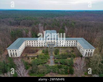 Wandlitz, Allemagne. 23 mars 2024. La zone de Bogensee (vue aérienne avec un drone). Le site de Bogensee au nord de Berlin comprend l'ancien lycée Wilhelm Pieck FDJ et la villa du ministre de la propagande du Reich Joseph Goebbels. Le Conseil de surveillance de Berliner Immobilienmanagement (BIM) prévoit de prendre une décision sur la démolition de Bogensee en avril 2024. Crédit : Patrick Pleul/dpa/Alamy Live News Banque D'Images