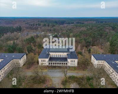 Wandlitz, Allemagne. 23 mars 2024. La zone de Bogensee (vue aérienne avec un drone). Le site de Bogensee au nord de Berlin comprend l'ancien lycée Wilhelm Pieck FDJ et la villa du ministre de la propagande du Reich Joseph Goebbels. Le Conseil de surveillance de Berliner Immobilienmanagement (BIM) prévoit de prendre une décision sur la démolition de Bogensee en avril 2024. Crédit : Patrick Pleul/dpa/Alamy Live News Banque D'Images