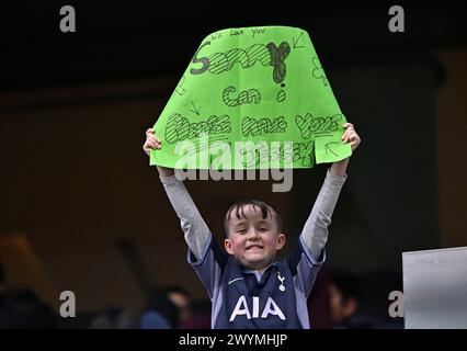 Londres, Royaume-Uni. 7 avril 2024. Un jeune fan des Spurs brandit une bannière demandant le maillot de son Heung-min (Spurs) pendant le match de Tottenham V Nottingham Forest premier League au Tottenham Hotspur Stadium. Cette image est RÉSERVÉE à UN USAGE ÉDITORIAL. Licence exigée du Football DataCo pour toute autre utilisation. Crédit : MARTIN DALTON/Alamy Live News Banque D'Images