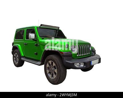 Voiture verte Jeep Wrangler Rubicon isoltad sur fond blanc Banque D'Images