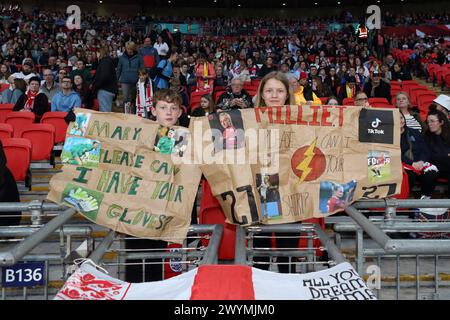 Fans avec des affiches en papier brun affiches Mary Earps Milie Turner Angleterre - Suède UEFA Women's Euro qualificatif stade de Wembley, Londres, 5 avril 2024 Banque D'Images