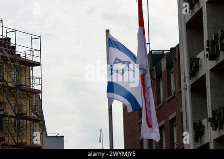 Cologne, Allemagne, 7 avril 2024. Des centaines de personnes participent à la manifestation de solidarité avec Israël organisée par l'Alliance contre l'antisémitisme. Banque D'Images