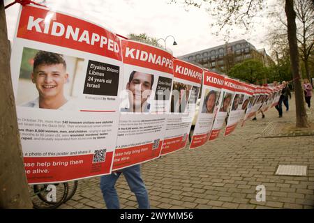 Cologne, Allemagne, 7 avril 2024. Des centaines de personnes participent à la manifestation de solidarité avec Israël organisée par l'Alliance contre l'antisémitisme. Banque D'Images