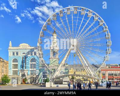 Grande roue sur Podol à Kiev en été, Ukraine Banque D'Images