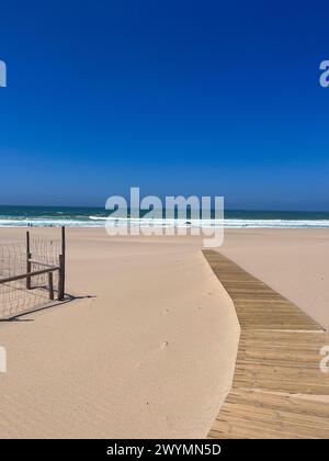 Lisbonne, Portugal, destination exotique, plage de Guincho, vagues de l'océan, océan Atlantique, vibrations d'été et de plage, voyageur solo en vacances, Praia do Guincho Banque D'Images