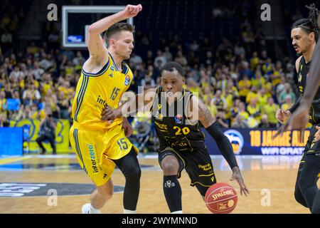 f.l.Martin Hermansson (Alba Berlin, 15), Davonta Jordan (MHP Riesen Ludwigsburg, #20), action, duels, combats pour le ballon, Alba Berlin vs Alba Berlin vs MHP Riesen Ludwigsburg, BBL, Basketball, Uber Arena, 07.04. 2024, crédit : HMB Media/Uwe Koch/Alamy Live News Banque D'Images