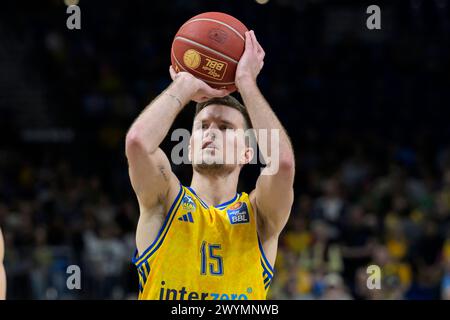 Martin Hermansson (Alba Berlin, 15), Free Throw, pendant la journée de match, Alba Berlin vs Alba Berlin vs MHP Riesen Ludwigsburg, BBL, Basketball, Uber Arena, 07.04. 2024, crédit : HMB Media/Uwe Koch/Alamy Live News Banque D'Images