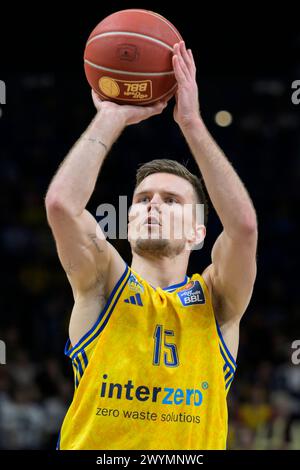 Martin Hermansson (Alba Berlin, 15), Free Throw, pendant la journée de match, Alba Berlin vs Alba Berlin vs MHP Riesen Ludwigsburg, BBL, Basketball, Uber Arena, 07.04. 2024, crédit : HMB Media/Uwe Koch/Alamy Live News Banque D'Images