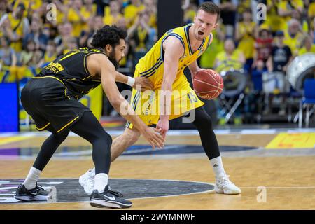 f.l.Silas Melson (MHP Riesen Ludwigsburg, #11), Martin Hermansson (Alba Berlin, 15), action, duels, combats pour le ballon, pendant le jour du match, Alba Berlin vs Alba Berlin vs MHP Riesen Ludwigsburg, BBL, Basketball, Uber Arena, 07.04. 2024, crédit : HMB Media/Uwe Koch/Alamy Live News Banque D'Images