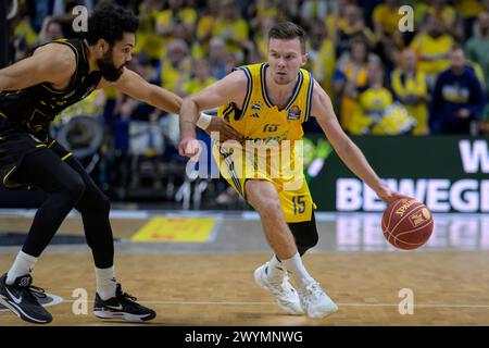 f.l.Silas Melson (MHP Riesen Ludwigsburg, #11), Martin Hermansson (Alba Berlin, 15), action, duels, combats pour le ballon, pendant le jour du match, Alba Berlin vs Alba Berlin vs MHP Riesen Ludwigsburg, BBL, Basketball, Uber Arena, 07.04. 2024, crédit : HMB Media/Uwe Koch/Alamy Live News Banque D'Images