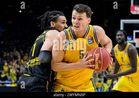 f.l.Jonathan Baehre (MHP Riesen Ludwigsburg, #01), Yanni Wetzell (Alba Berlin, 5), action, duels, combats pour le ballon, Alba Berlin vs Alba Berlin vs MHP Riesen Ludwigsburg, BBL, Basketball, Uber Arena, 07.04. 2024, crédit : HMB Media/Uwe Koch/Alamy Live News Banque D'Images