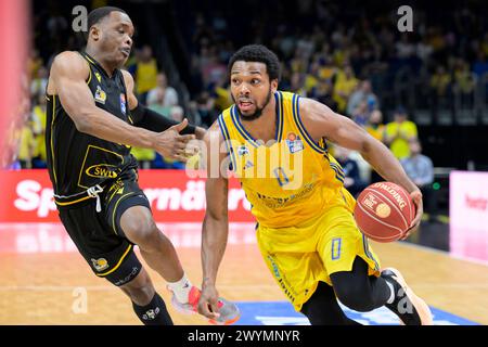 Sterling Brown (Alba Berlin, 0), Alba Berlin vs Alba Berlin vs MHP Riesen Ludwigsburg, BBL, Basketball, Uber Arena, 07.04. 2024, crédit : HMB Media/Uwe Koch/Alamy Live News Banque D'Images