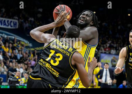 f.l.Yorman Polas Bartolo (MHP Riesen Ludwigsburg, #13), Christ Koumadje (Alba Berlin, 21), action, duels, lutte pour le ballon, Alba Berlin vs Alba Berlin vs MHP Riesen Ludwigsburg, BBL, Basketball, Uber Arena, 07.04. 2024, crédit : HMB Media/Uwe Koch/Alamy Live News Banque D'Images