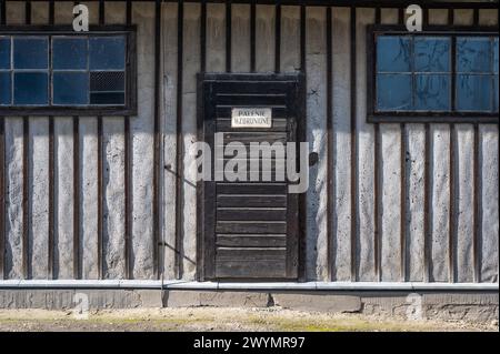 Auschwitz, Pologne, 21 mars 2024 - façade en bois d'une caserne indiquant qu'il est interdit de fumer Banque D'Images