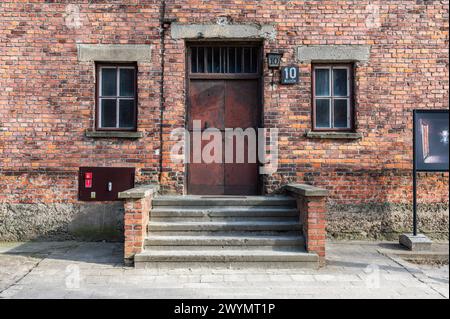 Auschwitz, Pologne, 21 mars 2024 - façade en pierre de brique d'une caserne au camp de concentration pour expériences médicales Banque D'Images