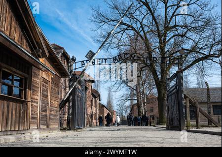 Auschwitz, Pologne, 21 mars 2024 - entrée du camp de concentration avec la citation Arbeit macht frei, ce qui signifie que le travail rend libre Banque D'Images