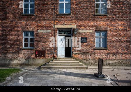 Auschwitz, Pologne, 21 mars 2024 - façade en pierre de brique d'une caserne au camp de concentration pour expériences médicales Banque D'Images