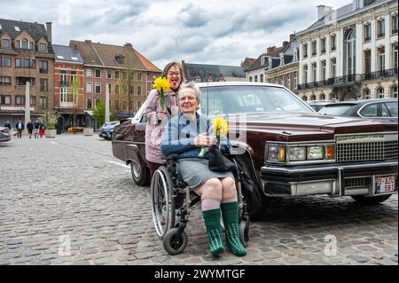 Tienen, Brabant flamand, Belgique - 31 mars 2024 - 85 ans mère en fauteuil roulant, embrassée par sa fille du syndrome de Down Banque D'Images