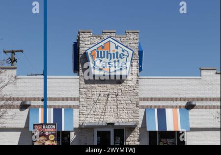 Chicago - 6 avril 2024 : restaurant de restauration rapide White Castle Hamburger. White Castle sert des toboggans de 2 x 2 pouces. Banque D'Images