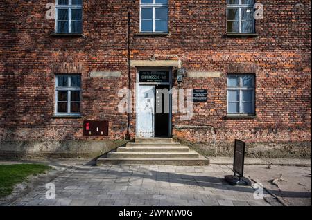 Auschwitz, Pologne, 21 mars 2024 - façade en pierre de brique d'une caserne au camp de concentration pour expériences médicales Banque D'Images