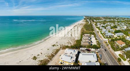 Maisons de bord de mer américaines dans les banlieues rurales des États-Unis. Vue du dessus de grandes maisons résidentielles dans l'île petite ville Boca Grande sur Gasparilla Island in Banque D'Images