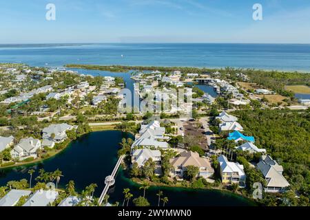 Maisons de bord de mer américaines dans les banlieues rurales des États-Unis. Vue du dessus de grandes maisons résidentielles dans l'île petite ville Boca Grande sur Gasparilla Island in Banque D'Images