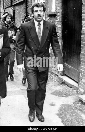 LE FOOTBALLEUR D'IRLANDE DU NORD ET DE BRIGHTON GERRY ARMSTRONG ARRIVE AU STEYNING MAGISTRATES COURT, 1989 PIC MIKE WALKER 1989 Banque D'Images