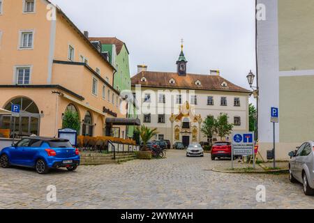 Passau, Allemagne - 21 juillet 2023 : vue de maisons colorées sur srteet, Passau, Bavière, Allemagne. Banque D'Images