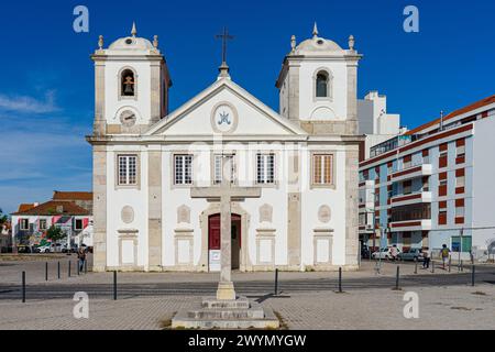 Façade avant de l'église Sra do Rosario avec Stone Crucifix en premier plan, Barreiro-Portugal Banque D'Images