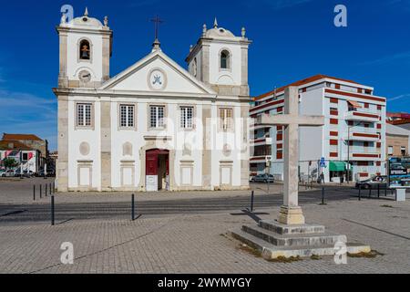 Façade avant de l'église Sra do Rosario avec Stone Crucifix en premier plan, Barreiro-Portugal Banque D'Images