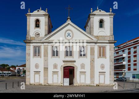 Façade avant de l'église Sra do Rosario avec Stone Crucifix en premier plan, Barreiro-Portugal Banque D'Images