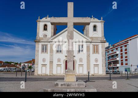 Façade avant de l'église Sra do Rosario avec Stone Crucifix en premier plan, Barreiro-Portugal Banque D'Images