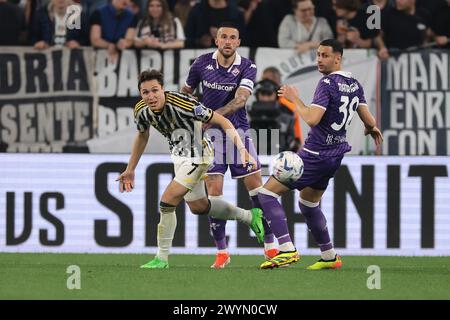 Turin, Italie. 7 avril 2024. Federico Chiesa de la Juventus s'affronte avec Cristiano Biraghi et Rolando Mandragora de l'ACF Fiorentina lors du match de Serie A au stade Allianz de Turin. Le crédit photo devrait se lire : Jonathan Moscrop/Sportimage crédit : Sportimage Ltd/Alamy Live News Banque D'Images