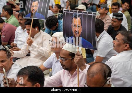 Les partisans du Parti AAM Aadmi (AAP) tiennent des affiches représentant le ministre en chef de Delhi Arvind Kejriwal derrière les barreaux, une représentation symbolique probablement liée à sa récente arrestation, lors d'une manifestation. Des centaines de personnes manifestent contre Jantar Mantar suite à l'arrestation du premier ministre de Delhi et chef du parti AAM Aadmi, Arvind Kejriwal, par l'agence indienne de lutte contre la criminalité financière (Direction de l'exécution de la loi) le 21 mars 2021. Il a été arrêté pour des allégations de corruption concernant les politiques de vente d'alcool de la ville. L'affaire concerne des allégations de corruption et de blanchiment d'argent dans la formulation et l'exécution du poli d'accise de Delhi Banque D'Images