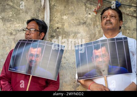 Les partisans du Parti AAM Aadmi (AAP) tiennent des affiches représentant le ministre en chef de Delhi Arvind Kejriwal derrière les barreaux, une représentation symbolique probablement liée à sa récente arrestation, lors d'une manifestation. Des centaines de personnes manifestent contre Jantar Mantar suite à l'arrestation du premier ministre de Delhi et chef du parti AAM Aadmi, Arvind Kejriwal, par l'agence indienne de lutte contre la criminalité financière (Direction de l'exécution de la loi) le 21 mars 2021. Il a été arrêté pour des allégations de corruption concernant les politiques de vente d'alcool de la ville. L'affaire concerne des allégations de corruption et de blanchiment d'argent dans la formulation et l'exécution du poli d'accise de Delhi Banque D'Images