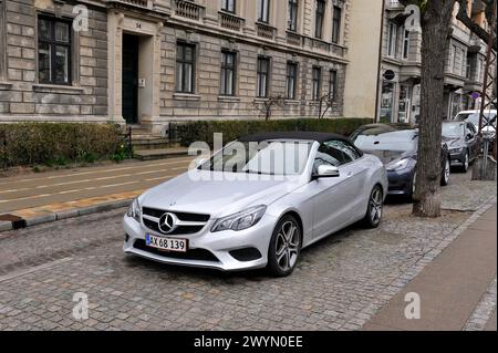 Modèle contemporain Mercedes Benz garé dans la rue de Frederiksberg, Copenhague, Danemark, Europe Banque D'Images