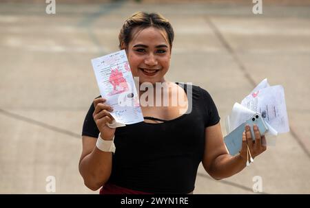 Chiang mai, Thaïlande. 07 avril 2024. Un LGBTQ thaïlandais est exempté de l'avis de service militaire après la conscription militaire au Centre de formation des étudiants du corps de formation des officiers de réserve thaïlandais du 33e cercle militaire. Les Forces armées royales thaïlandaises ont lancé leur journée annuelle de conscription militaire, à la recherche d'hommes de combat en bonne santé âgés de 21 ans et plus de tout le pays par volontariat et tirage au sort. Crédit : SOPA images Limited/Alamy Live News Banque D'Images