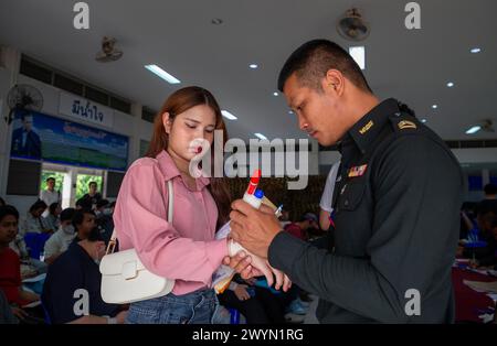 Chiang mai, Thaïlande. 07 avril 2024. Un LGBTQ thaïlandais (l) vu lors de la conscription militaire annuelle au Centre de formation des étudiants du 33e cercle militaire thaïlandais des officiers de réserve. Les Forces armées royales thaïlandaises ont lancé leur journée annuelle de conscription militaire, à la recherche d'hommes de combat en bonne santé âgés de 21 ans et plus de tout le pays par volontariat et tirage au sort. Crédit : SOPA images Limited/Alamy Live News Banque D'Images