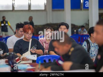 Chiang mai, Thaïlande. 07 avril 2024. Un LGBTQ thaïlandais et des hommes vus lors de la conscription militaire annuelle au Centre de formation des étudiants du 33e cercle militaire. Les Forces armées royales thaïlandaises ont lancé leur journée annuelle de conscription militaire, à la recherche d'hommes de combat en bonne santé âgés de 21 ans et plus de tout le pays par volontariat et tirage au sort. (Photo de Pongmanat Tasiri/SOPA images/Sipa USA) crédit : Sipa USA/Alamy Live News Banque D'Images