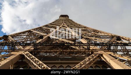 Détail de l'emblématique Tour Eiffel, tour en treillis de fer forgé sur le champ de mars à Paris, France. Banque D'Images