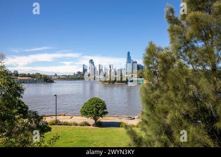 Sydney, Australie, parc de ballast point sur la péninsule de Balmain avec vue sur le centre-ville de Sydney et les gratte-ciel d'entreprises, bâtiment Crown Casino Banque D'Images