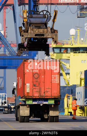 Chargement de conteneurs de cargaison en bateau, Port de Bilbao, Santurtzi. Biscaye, Euskadi, Espagne. Banque D'Images