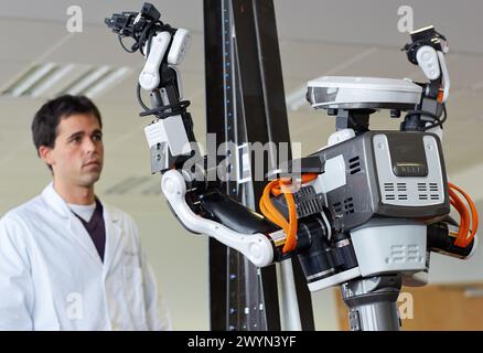 Robot humanoïde HIRO pour les tâches d'assemblage automobile en collaboration avec People Industry, Tecnalia Research & innovation, Technology and Research Centre, Miramon Technological Park, San Sebastian, Donostia, Gipuzkoa, pays basque, Espagne. Banque D'Images